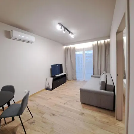 Refurbished With Balcony In Perfect Location Of Wrocalw Апартаменты