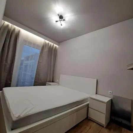 Refurbished With Balcony In Perfect Location Of Wrocalw 公寓