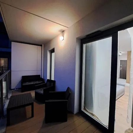 Refurbished With Balcony In Perfect Location Of Wrocalw 아파트 브로츠와프